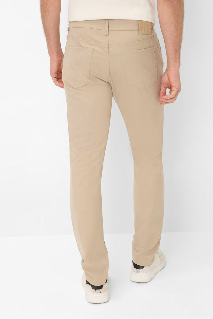 Pantalon Chuck en beige avec coupe droite et matière extensible pour confort optimal, vue arrière.