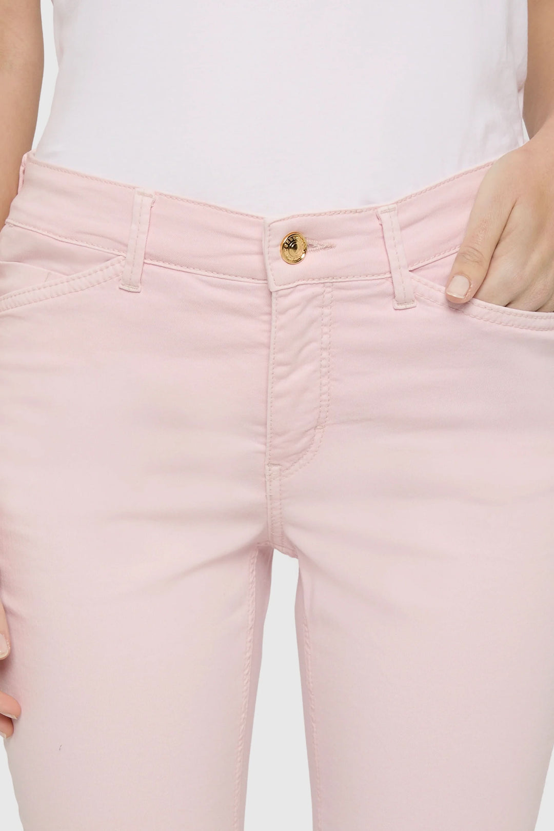 Pantalon Dream Summer en rose, coupe ajustée, confort et allure, pantalon polyvalent, matière extensible, détail bouton doré.