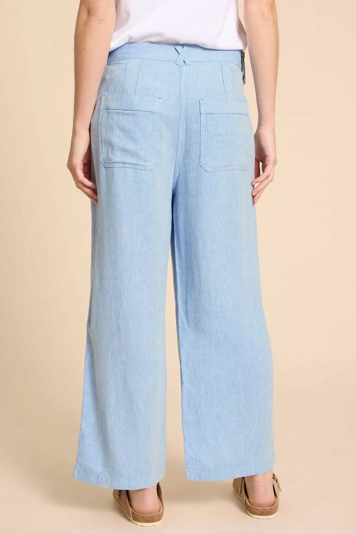 Pantalon Harper classique à jambe large, vue arrière, couleur bleu clair, avec poches arrière.