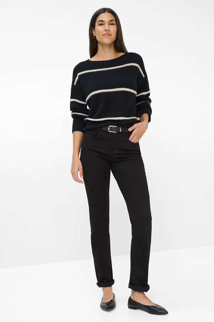 Femme portant le Pantalon Mary coupe droite en noir, style décontracté avec pull ample et chaussures plates, tenue élégante et confortable.