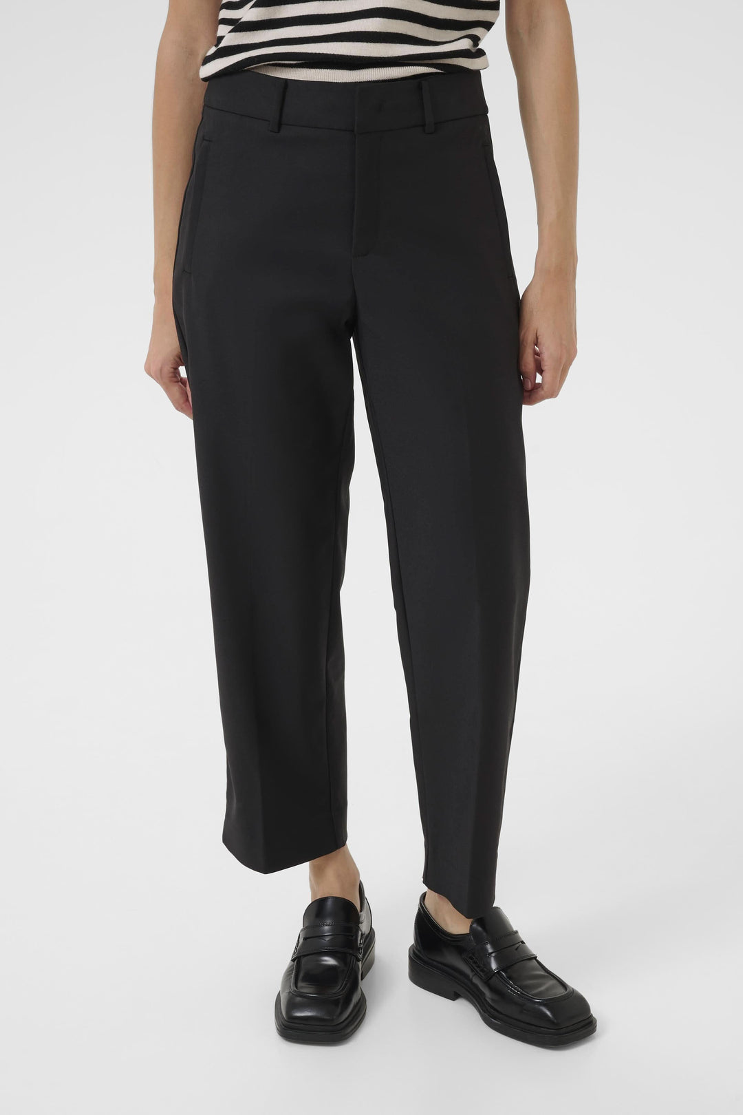 Pantalon Neyana, coupe droite, longueur cheville, avec plis pressés et taille régulière, idéal pour le bureau ou le week-end.