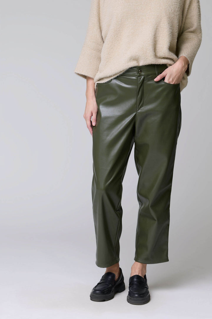 Pantalon Sabrna effet cuir vert avec coupe droite, poches latérales et texture lustrée pour un look urbain chic.