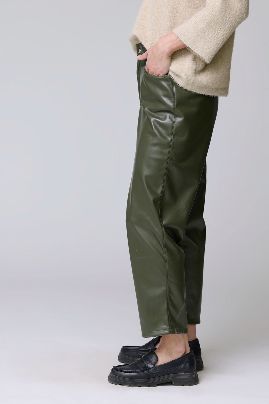Pantalon Sabrna effet cuir vert avec texture lustrée et coupe droite pour un look urbain chic, poches latérales et finition satinée.