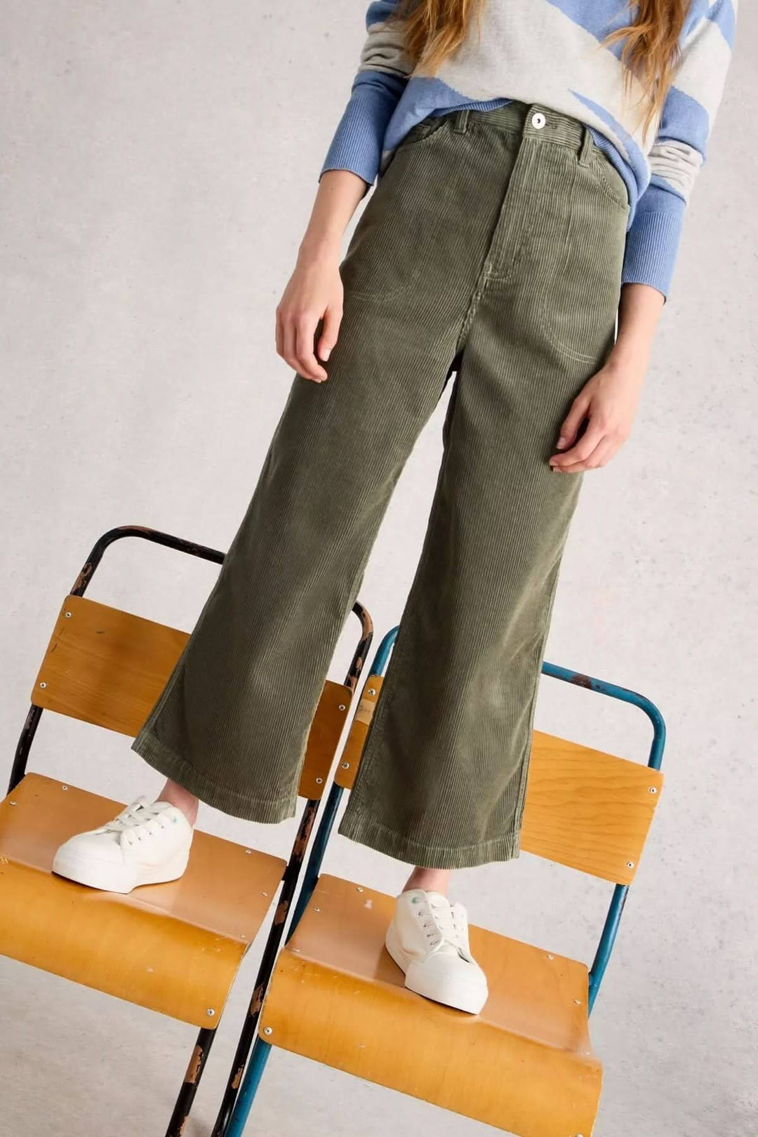 Pantalon Tia en velours côtelé vert avec coupe évasée, idéal pour un style moderne et confortable.