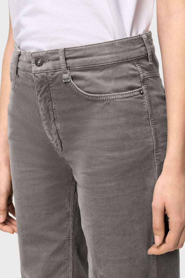 Pantalon Wide en velours côtelé à jambe large, coupe moderne et décontractée, vue rapprochée du tissu gris et détails de la taille.