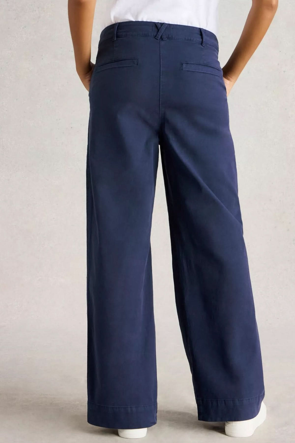 Vue arrière d'un pantalon ample bleu marine taille haute avec coupe large, parfait pour un look moderne et décontracté.
