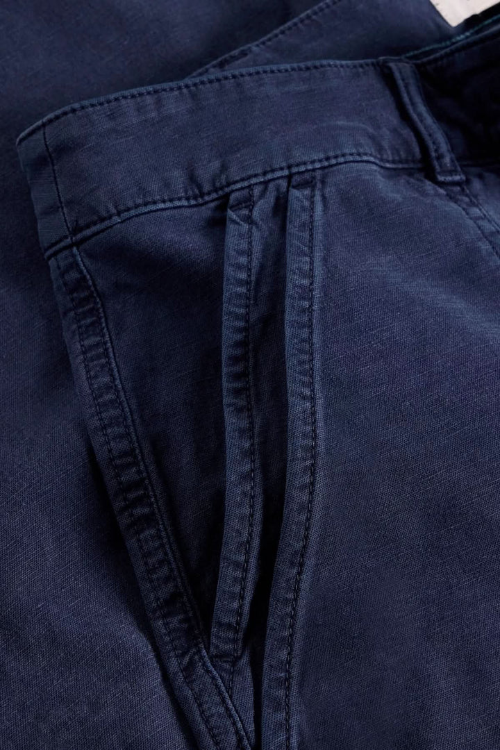 Pantalon ample bleu marine en tissu structuré, coupe large et taille haute, idéal pour un look moderne et polyvalent.