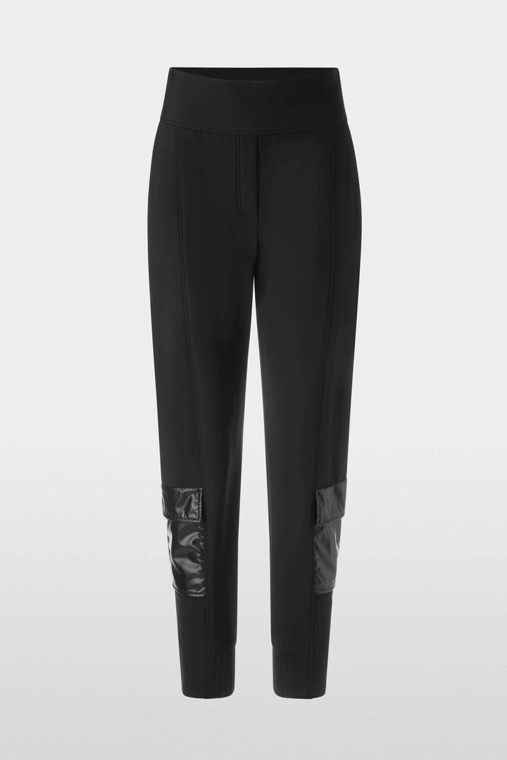 Pantalon noir avec poches en nylon, taille élastique et doublure en polar, style utilitaire décontracté.
