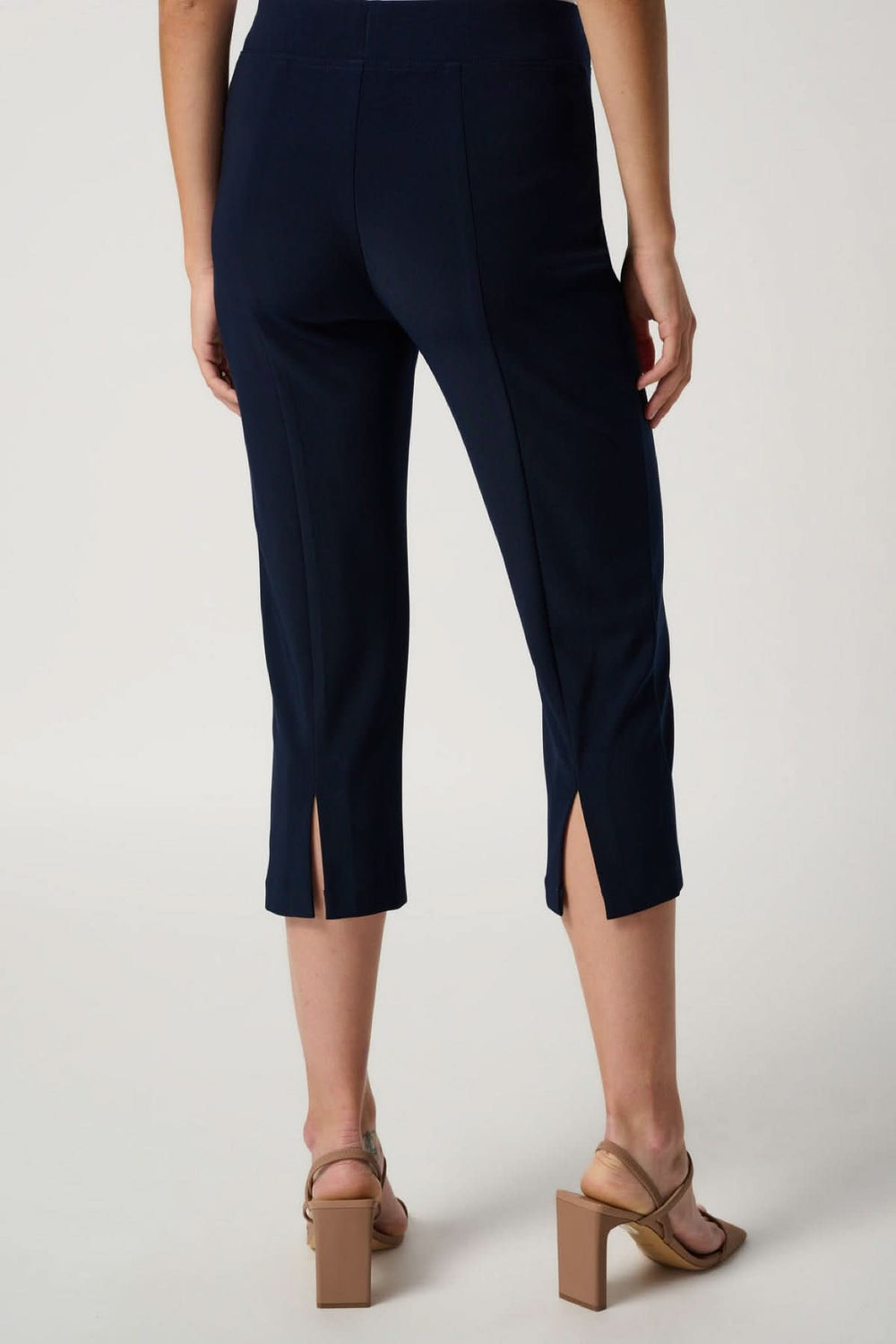 Pantalon capri uni femme avec fentes à l'ourlet, taille haute et longueur raccourcie, look épuré, modèle chic et structuré.