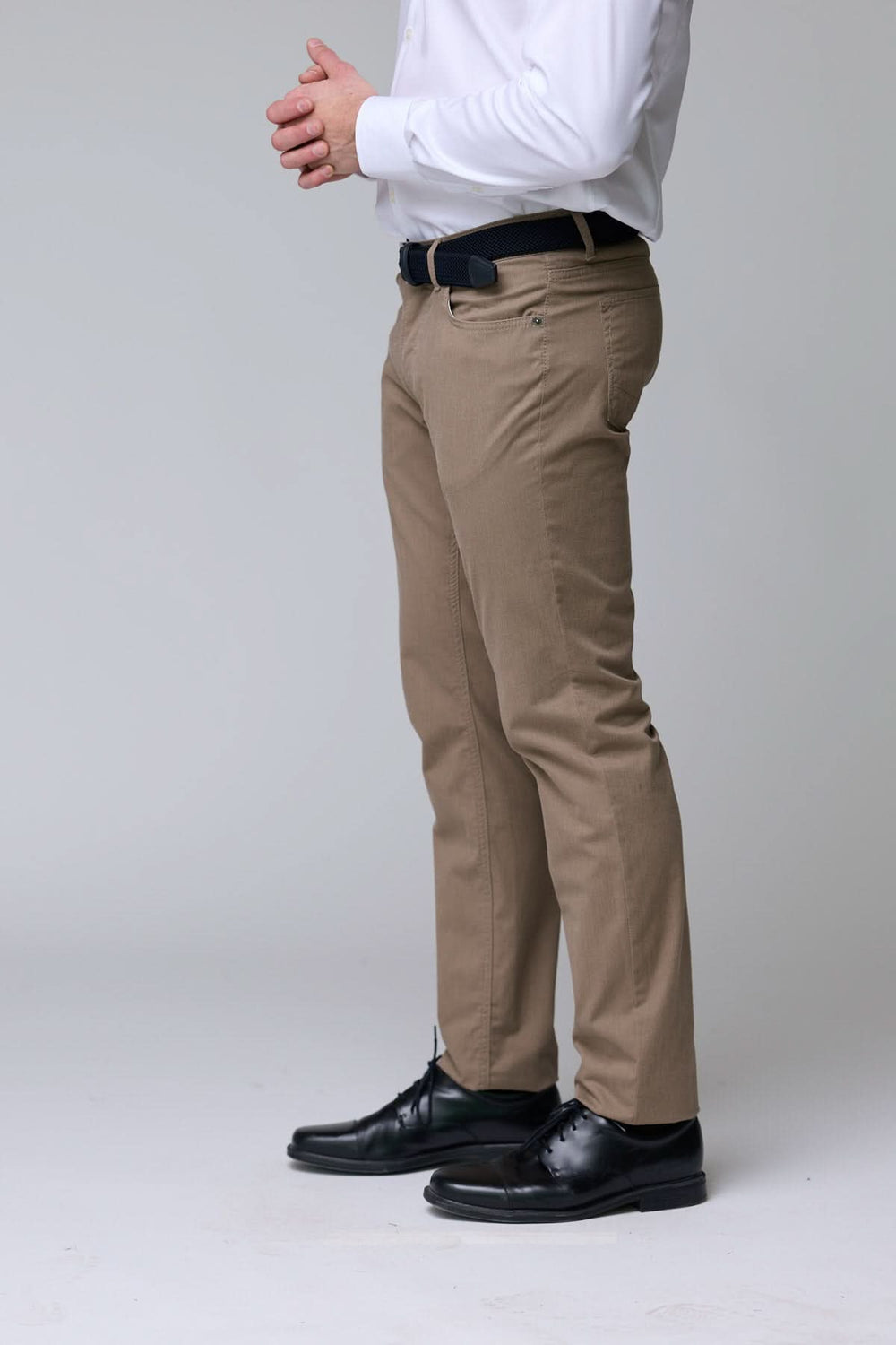 Homme portant un pantalon chino extensible beige avec une coupe ajustée, idéal pour un look décontracté ou professionnel.