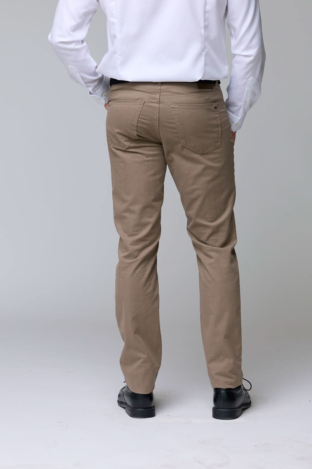 Pantalon chino extensible ajusté pour homme, tissu doux et lisse, idéal pour bureau ou sorties décontractées, couleur beige.