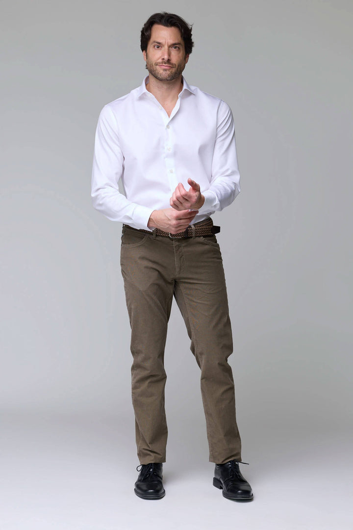 Homme portant un pantalon cinq poches en velours côtelé, élégant et moderne, adapté pour bureau et sorties décontractées.