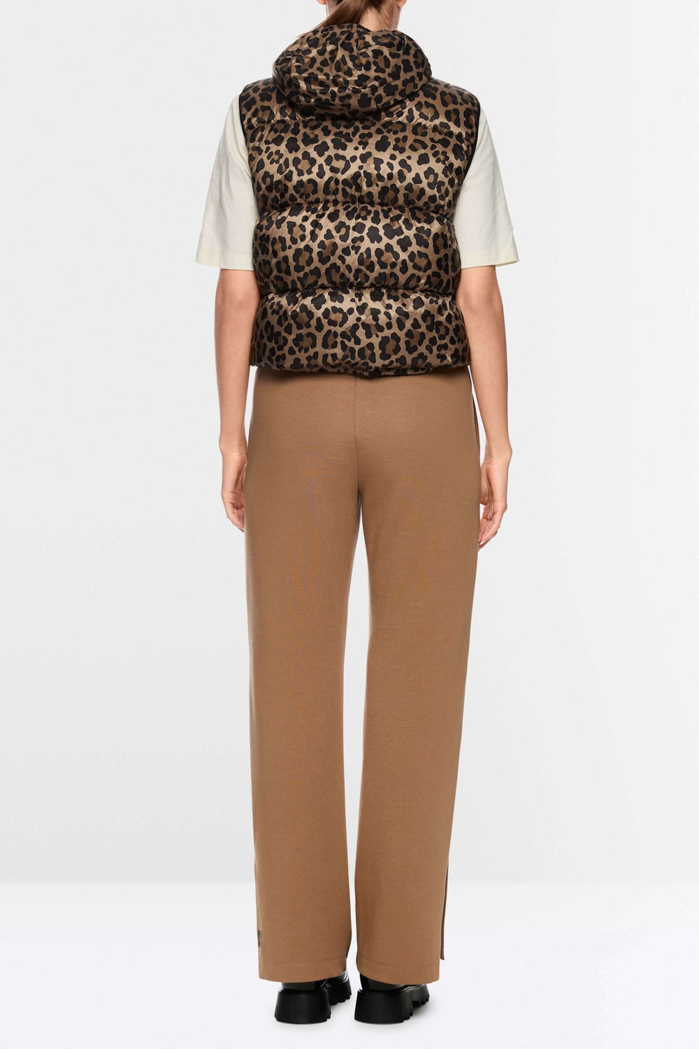 Vue arrière d'une femme portant un Pantalon décontracté à bandes contrastantes avec une veste à motif léopard.