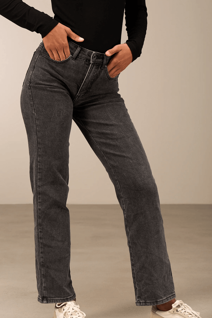 Pantalon droit en tissu extensible pour un look moderne et confortable, idéal avec un chandail ajusté ou une chemise.
