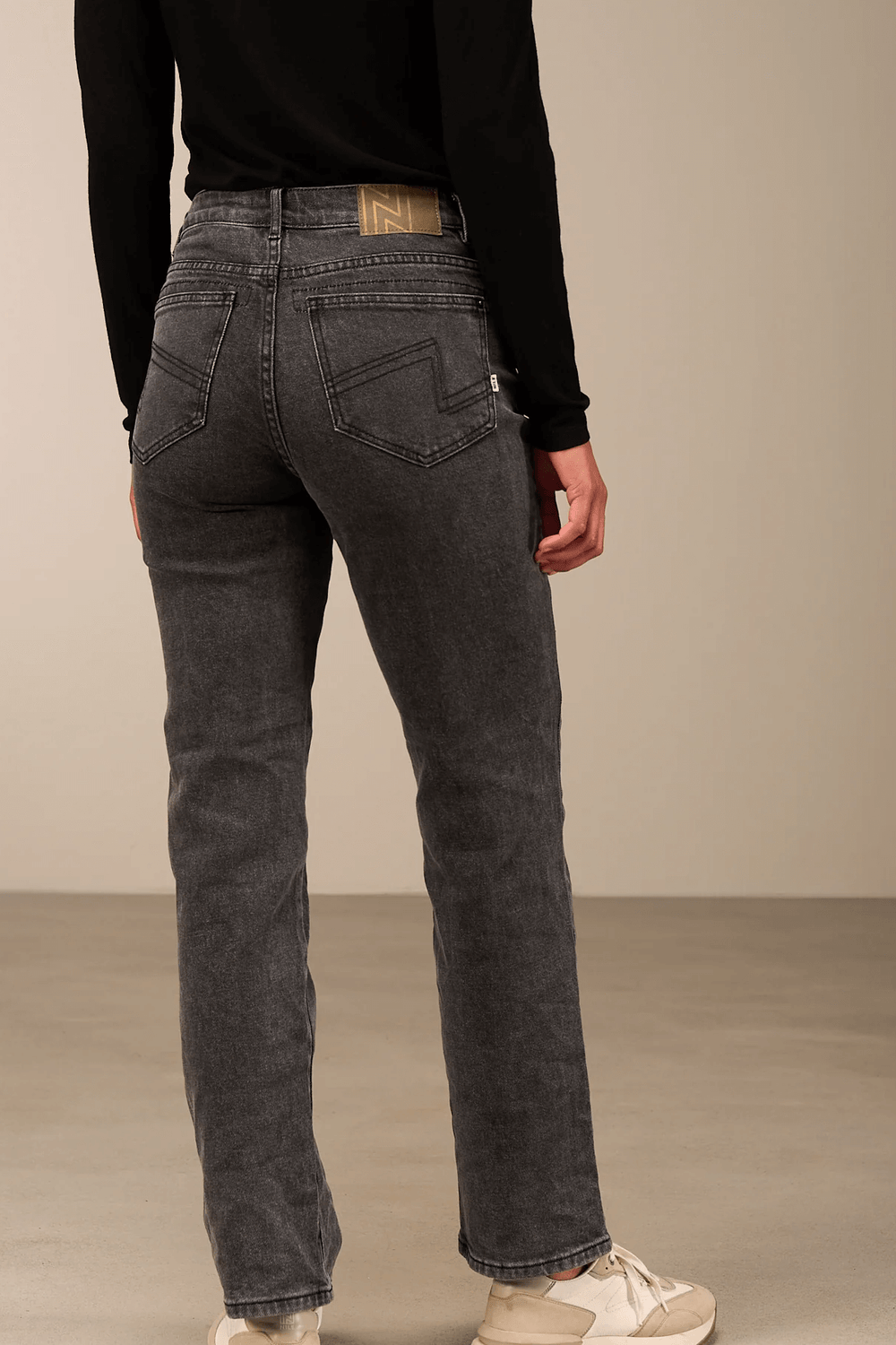 Pantalon droit en denim noir avec coupe droite et cinq poches, offrant confort et style intemporel pour un look moderne et décontracté.