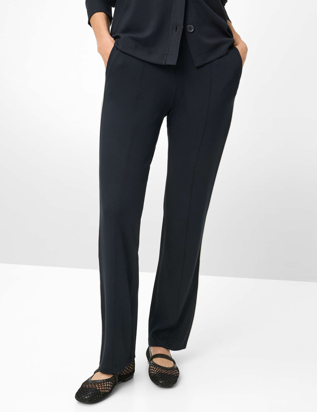 Pantalon droit à bandes latérales MALIA avec coupe droite et bandes contrastantes modernes, idéal pour un look soigné et actuel.
