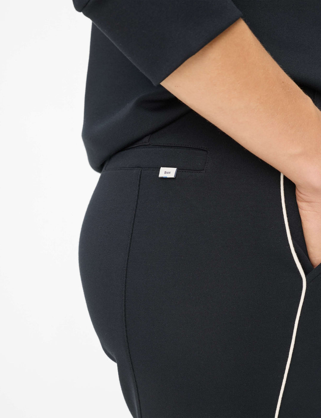 Pantalon droit à bandes latérales MALIA, détail élégant montrant les bandes contrastantes et la coupe droite, idéal pour un look moderne.