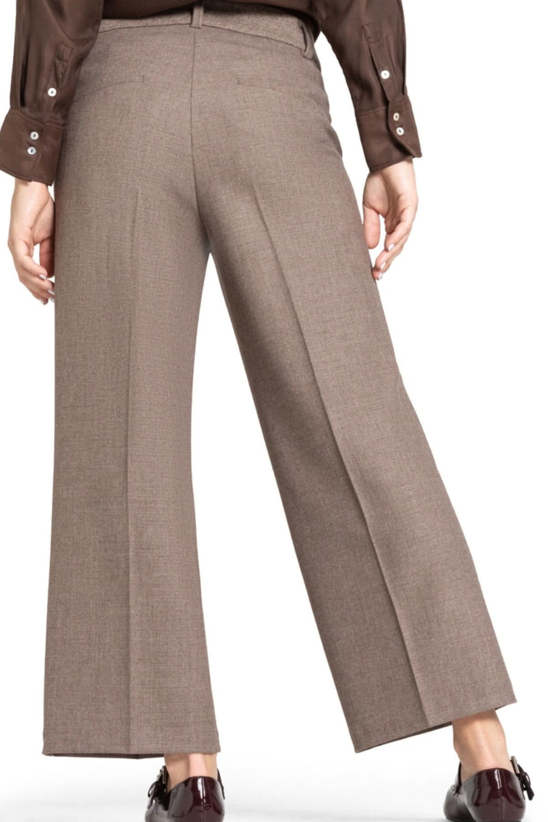 Pantalon droit à jambe large en tissu souple, élégant et confortable, vu de dos avec une coupe fluide et taille haute pour un style chic.
