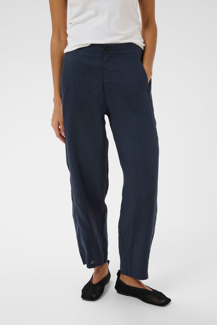 Pantalon en lin Atima bleu marine, coupe droite, tissu naturel, style décontracté et élégant pour confort au quotidien.