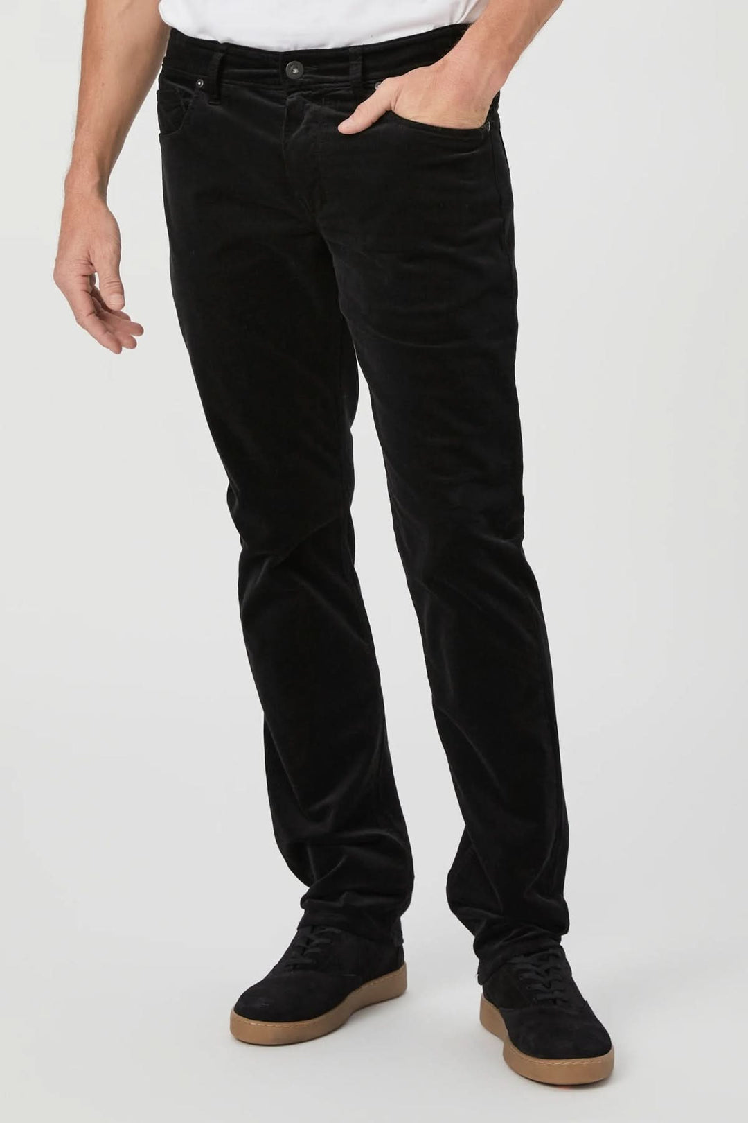 Homme portant pantalon en micro corduroy noir, style décontracté et confortable.