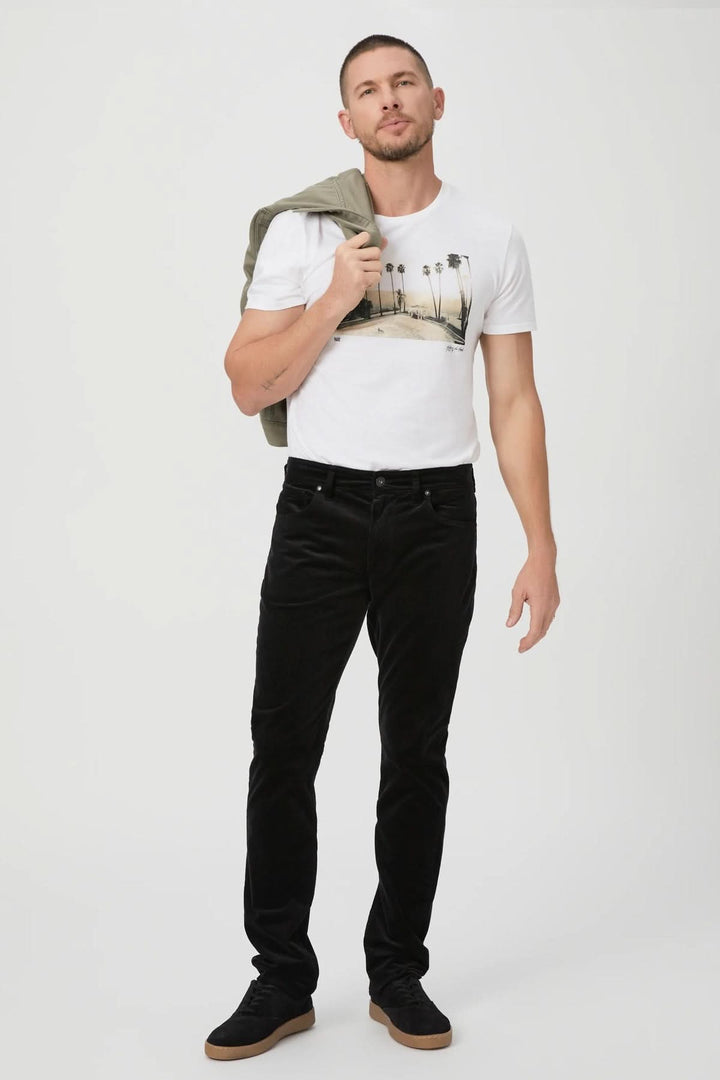 Homme portant un pantalon en micro corduroy noir, look décontracté élégant