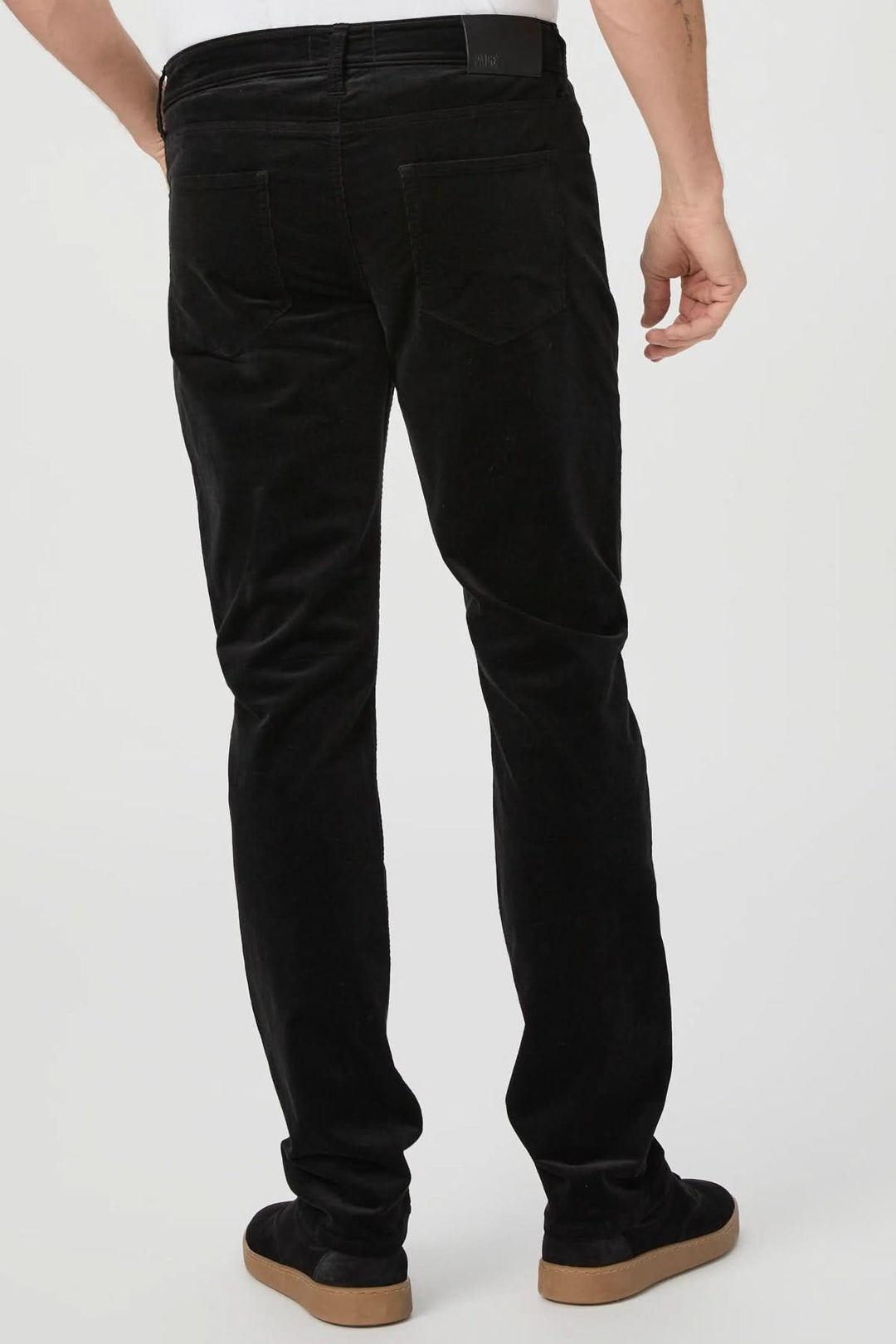 Vue arrière du pantalon en micro corduroy noir, coupe ajustée, tissu doux et élastique pour un confort moderne et élégant.