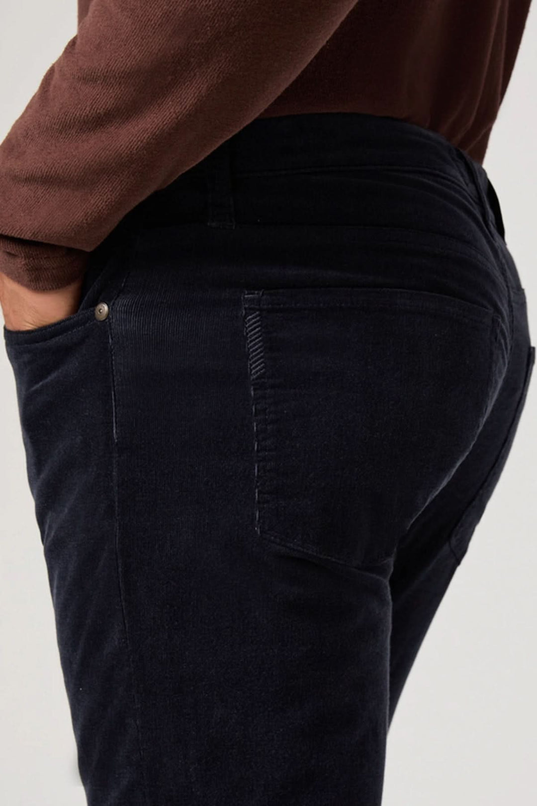 Pantalon en micro corduroy noir élégant, mettant en valeur une coupe ajustée et moderne.