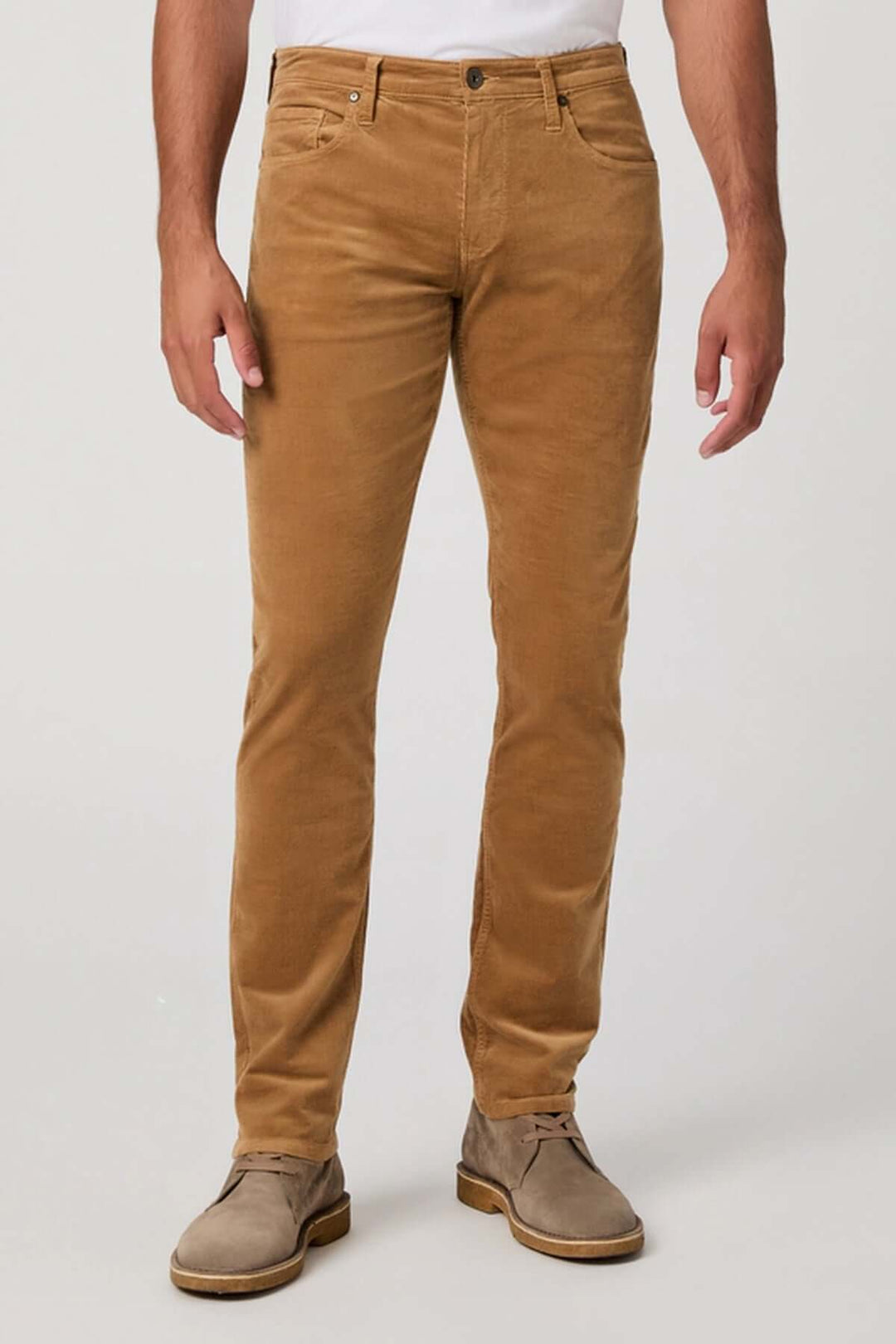 Homme portant un pantalon en micro corduroy marron, coupe ajustée et élégante, offrant confort et style. Décris moi le produit en français.