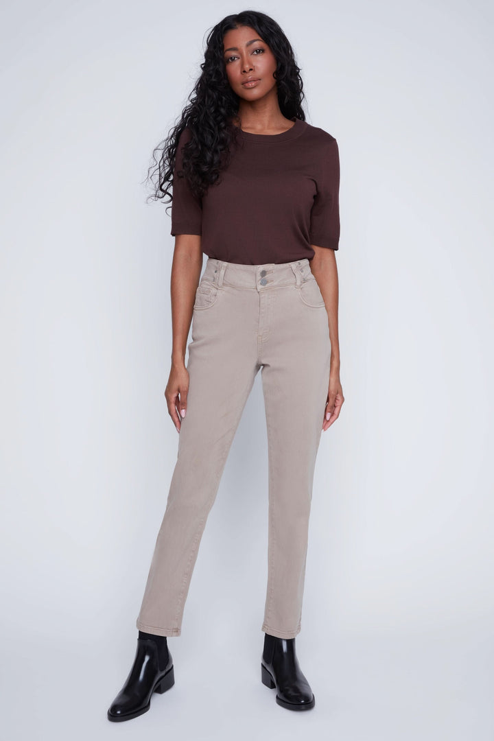 Modèle portant un pantalon en tencel, coupe droite et taille haute, idéal pour un look élégant et confortable au quotidien.