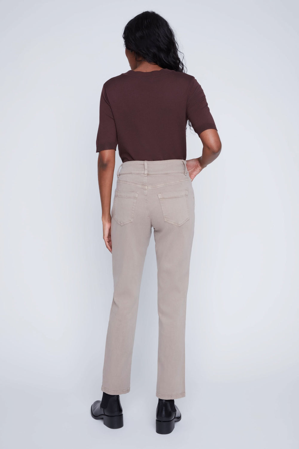 Femme portant un pantalon en tencel à coupe droite et taille haute, vue de dos, montrant la silhouette élégante.