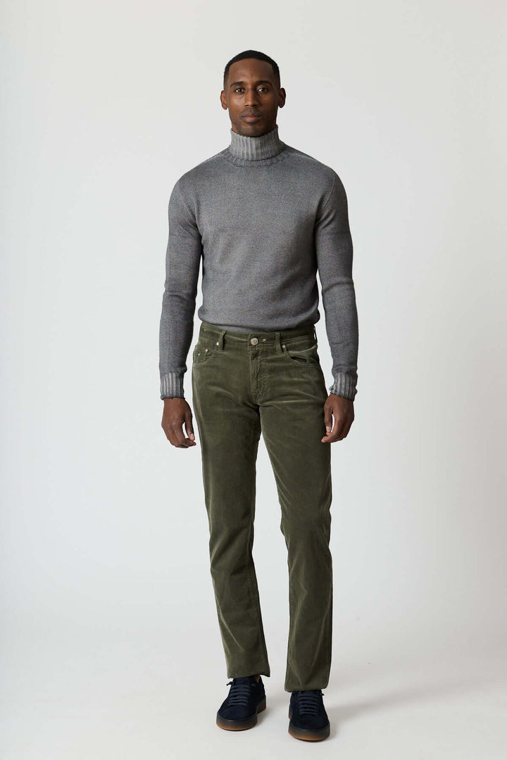 Pantalon en velours côtelé cinq poches Michelangelo en vert, homme portant un pull gris, style casual chic.