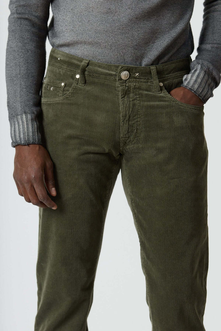 Pantalon en velours côtelé cinq poches Michelangelo en vert, offrant un style casual chic avec coupe regular slim élégante.