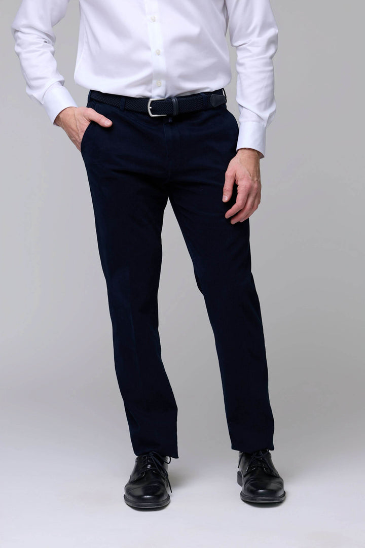 Pantalon en velours côtelé fin bleu marine pour homme, avec coupe ajustée et cinq poches, style élégant et confortable.