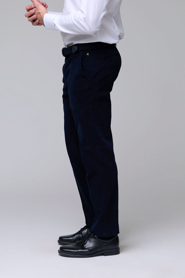 Homme portant un pantalon en velours côtelé fin bleu marine avec une coupe ajustée et élégante, idéal pour un style soigné au quotidien.