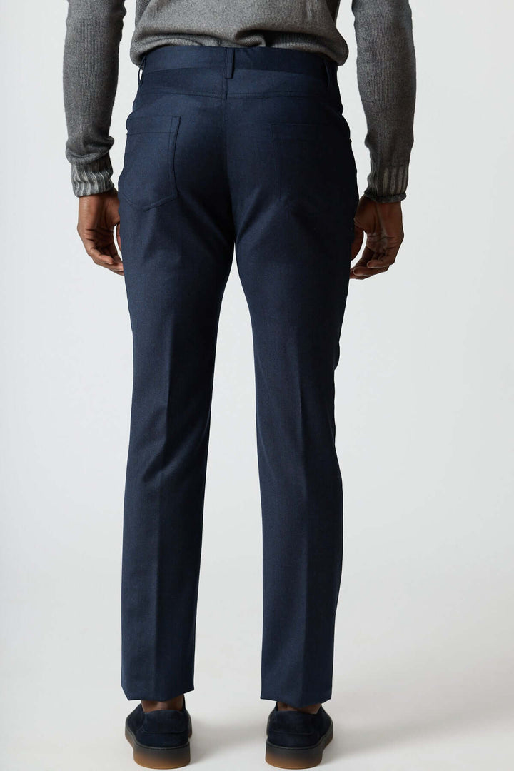 Homme portant un pantalon habillé 5 poches en laine, vue arrière, couleur bleu marine, coupe ajustée, tissu en pure laine.