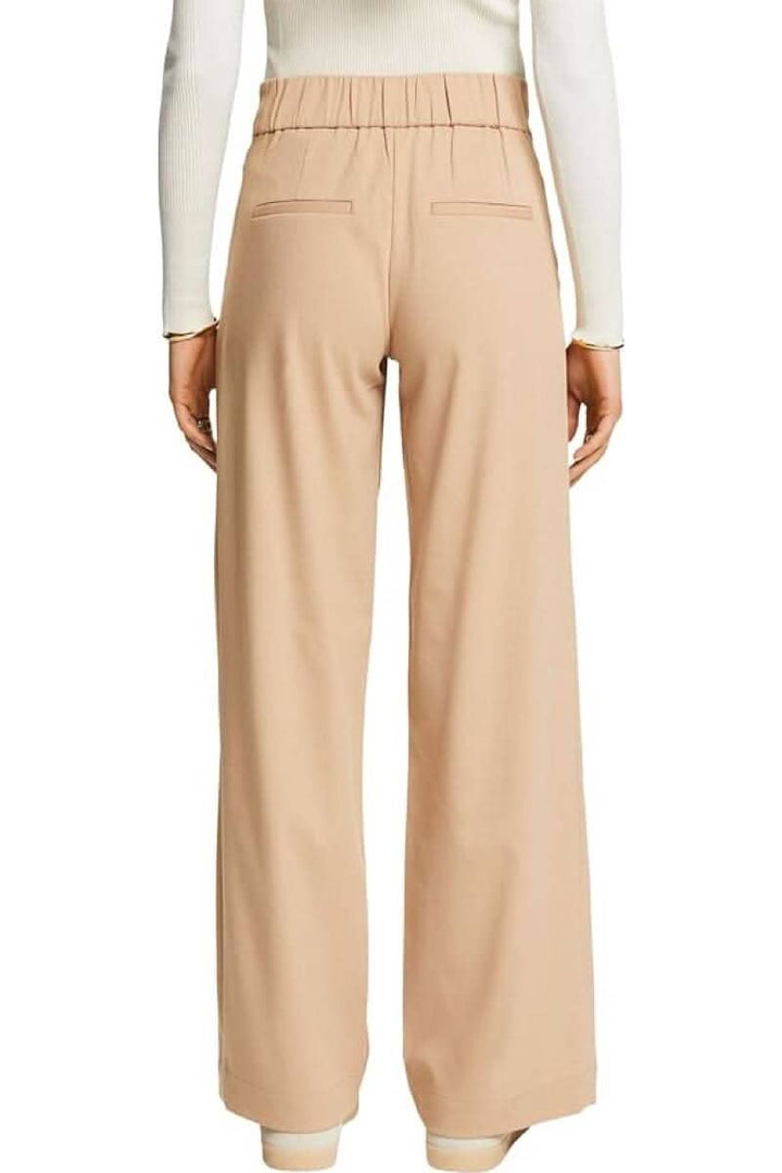 Pantalon habillé beige à coupe droite avec ceinture élastique et poches arrière, idéal pour le bureau ou les occasions spéciales.