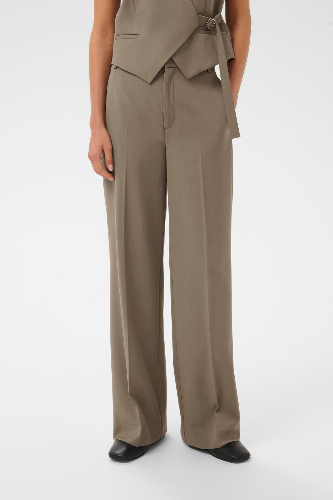 Pantalon habillé Haisly à jambe large pour une silhouette élégante et contemporaine, parfait pour tenue professionnelle ou formelle.