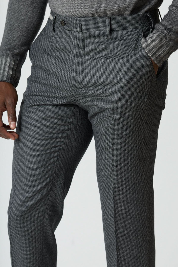 Pantalon habillé en laine à petits carreaux pour homme, motif subtil, coupe ajustée, idéal pour bureau et style chic décontracté.