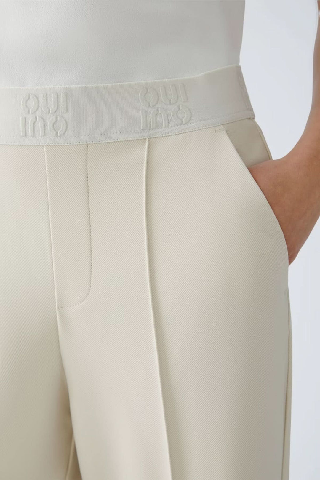 Pantalon à jambe large en jersey technique avec ceinture élastique ton sur ton, détail élégant et confortable