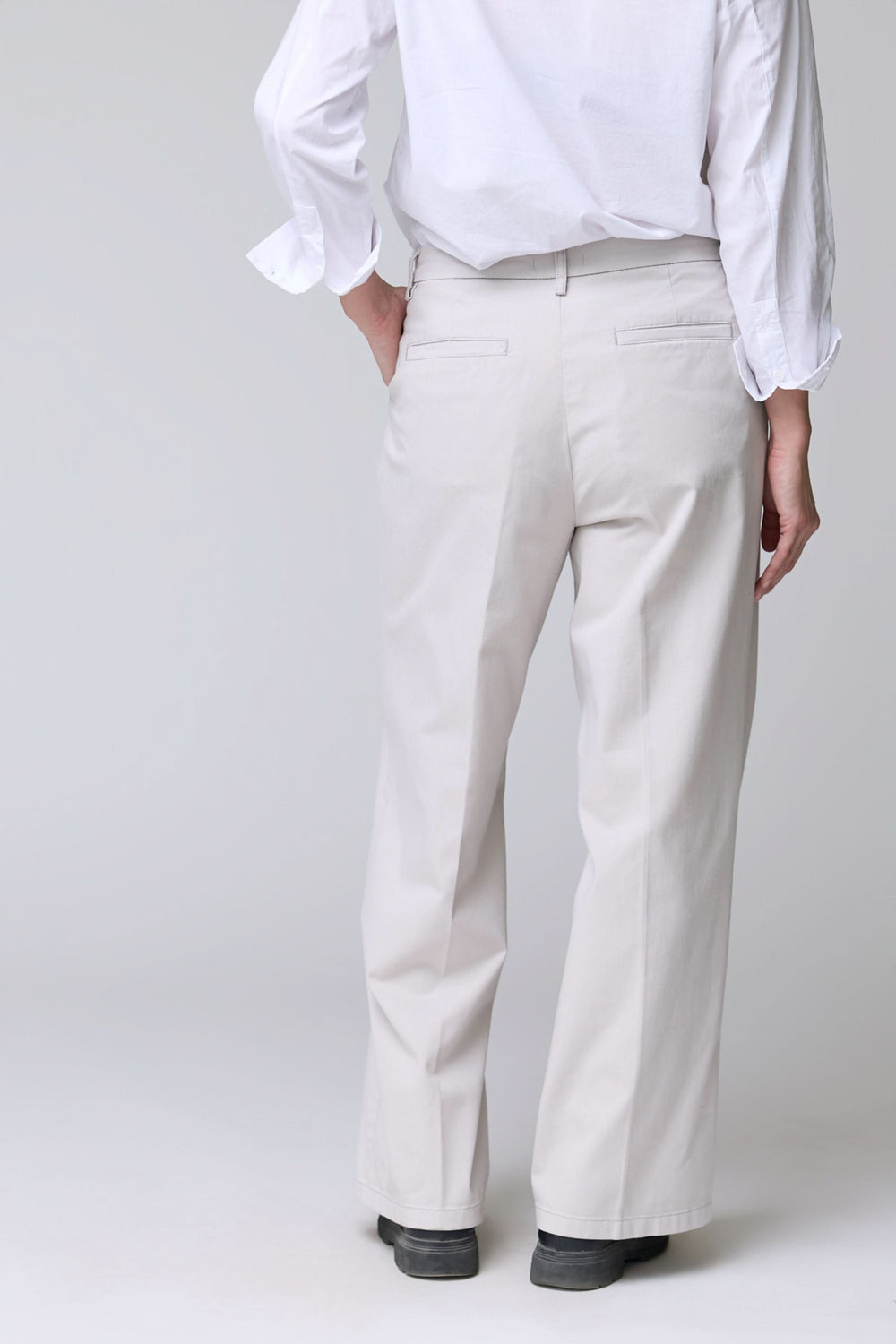 Pantalon à jambe large en tissu souple avec poches latérales, coupe ample et ourlets nets, idéal pour confort et élégance au quotidien.
