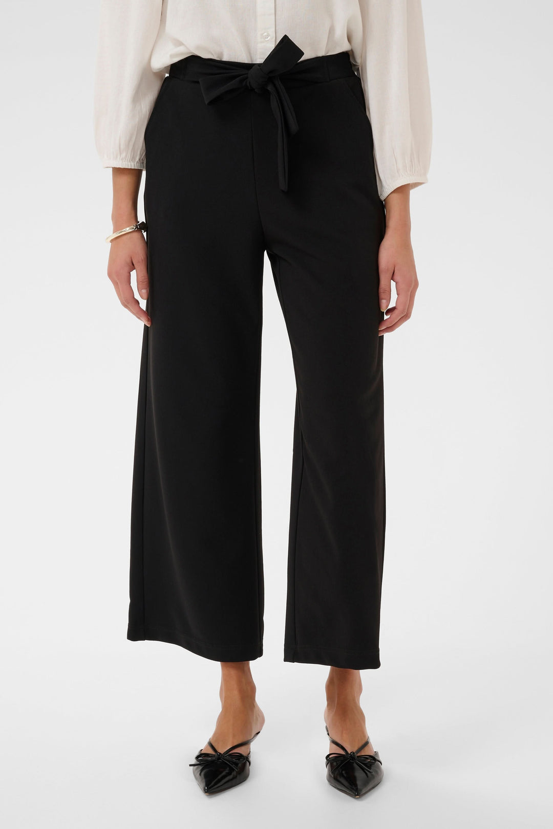 Pantalon jambe large Phoebe en noir avec ceinture nouée, style élégant et confortable.