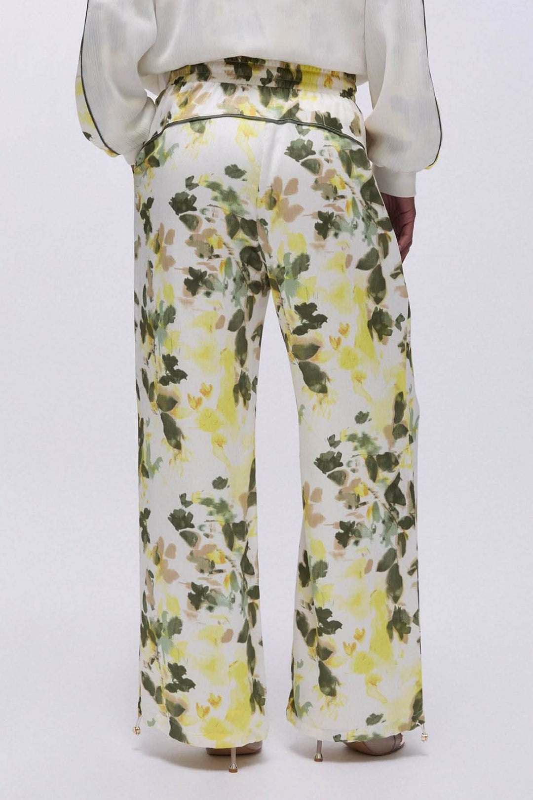 Pantalon large imprimé floral : silhouette fluide avec taille élastique, allure décontractée et élégante, motif lumineux.