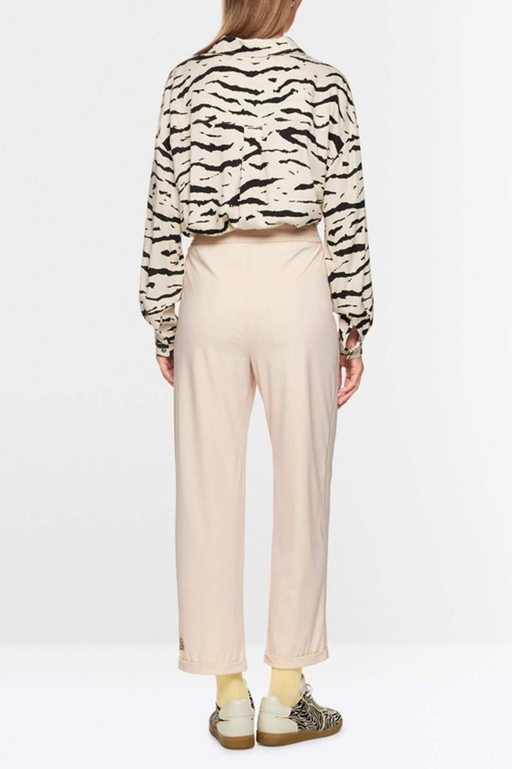 Vue arrière du pantalon léger WUXI décontracté avec bandes latérales et ourlet retourné, modèle durable avec label "Rethink Together".