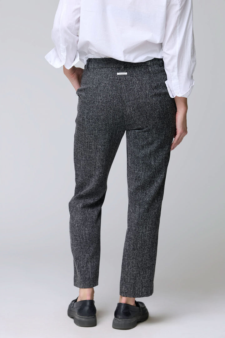 Pantalon à motif texturé avec coupe droite, montré de dos, combinant élégance et confort, idéal pour le bureau ou les sorties.