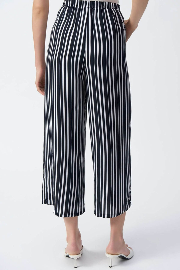Pantalon rayé évasé avec ceinture élastique, confort et allure élégante, vue arrière.