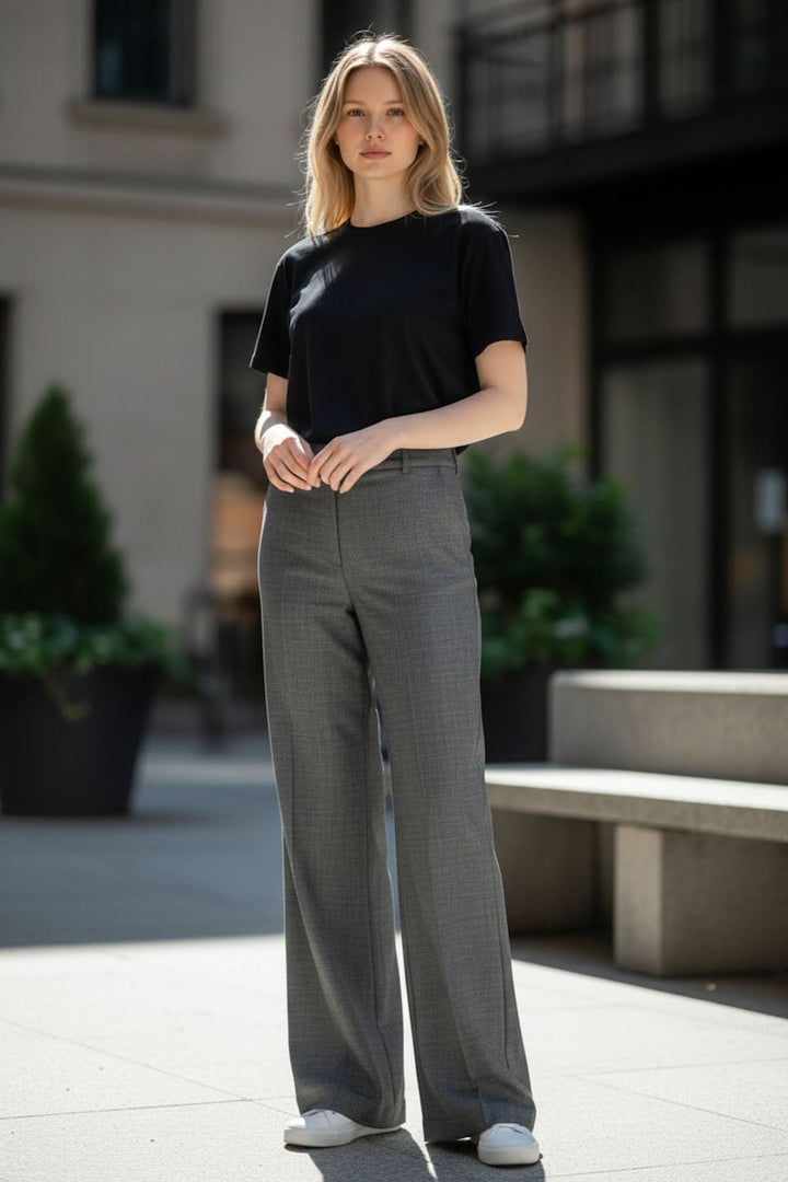 Femme portant le Pantalon tailleur droit Cadie, tenue élégante et décontractée, avec une coupe droite et taille haute. Mode urbaine moderne.