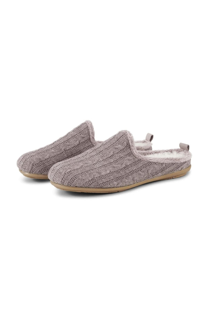 Pantoufles en tricot doublées sherpa avec dessus texturé et intérieur moelleux pour un confort optimal à la maison.