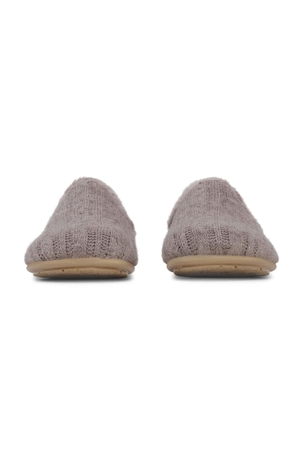 Pantoufles en tricot doublées sherpa avec dessus torsadé et semelle souple, parfaites pour un confort à la maison.