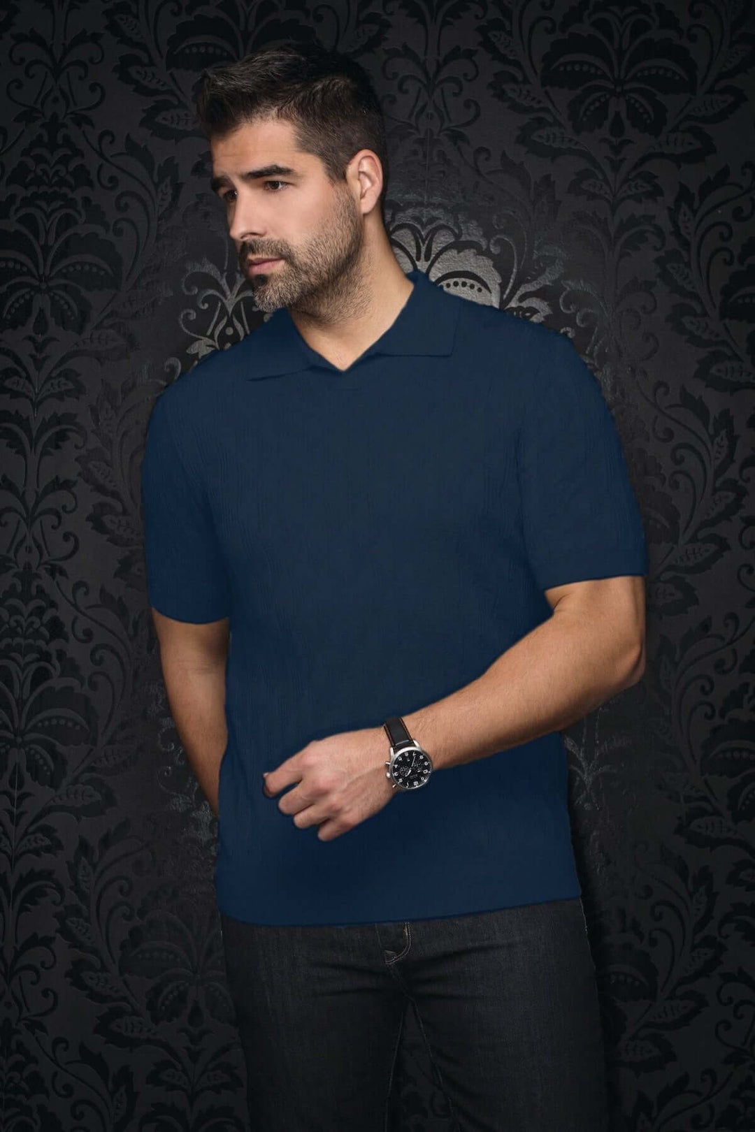 Polo Lowick en maille fine, col ouvert, porté avec pantalon en denim noir, élégance contemporaine.