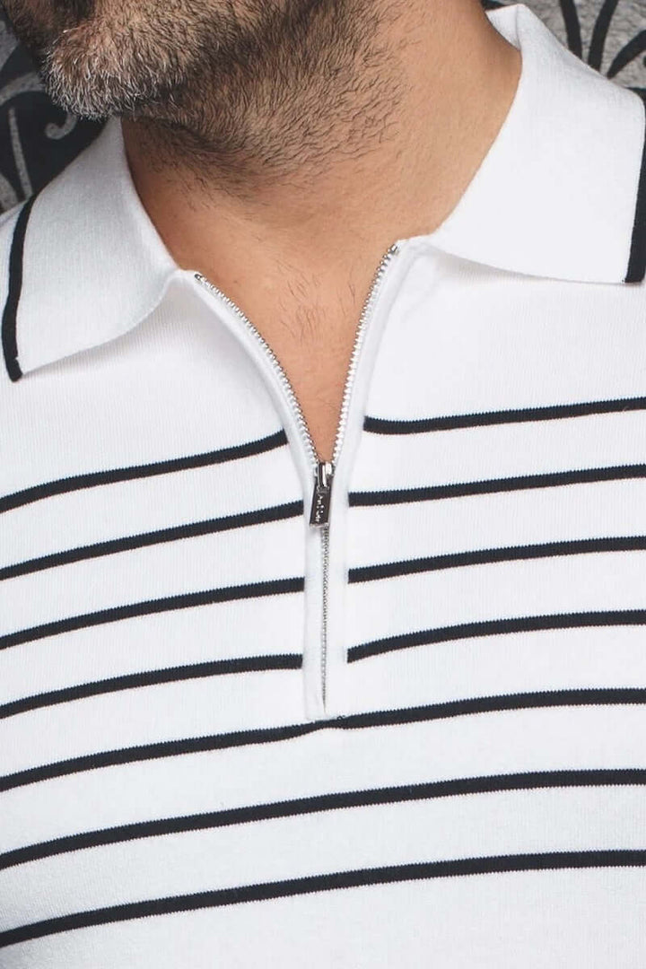 Polo Oban en tricot blanc avec rayures noires et col zip, parfait pour l&